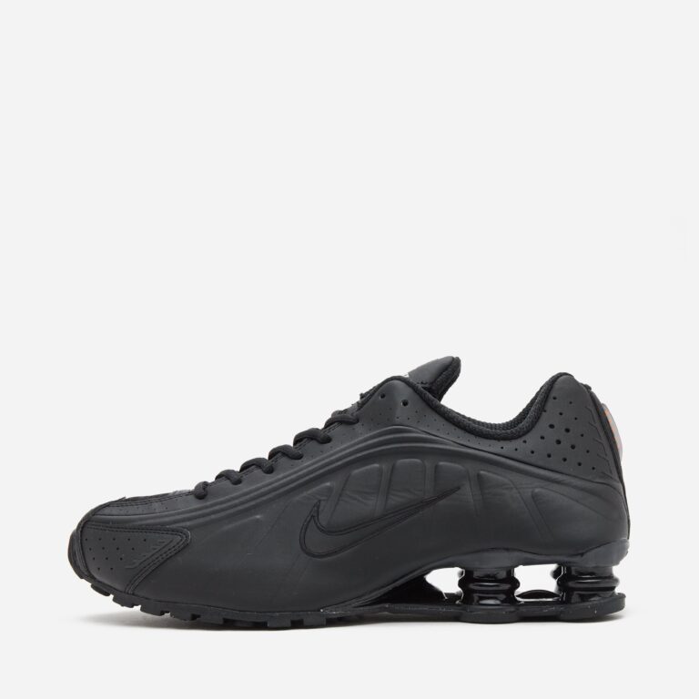 Nike Shox R4 in Black - Size: 7