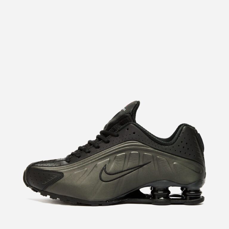 Nike Shox R4 in Black - Size: 7.5