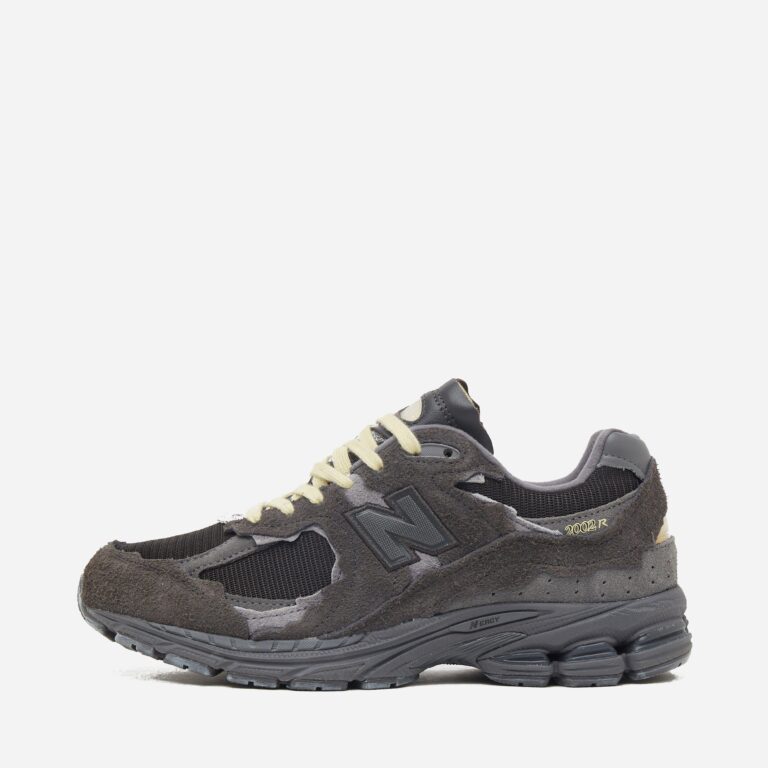 New Balance 2002 'Refined Future' in Black - Size: 8