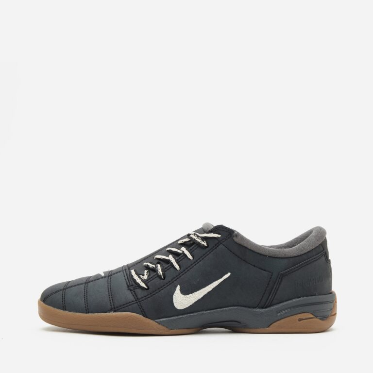Nike Total 90 Women's in Black - Size: 4.5