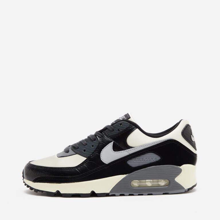 Nike Air Max 90 in Black - Size: 8